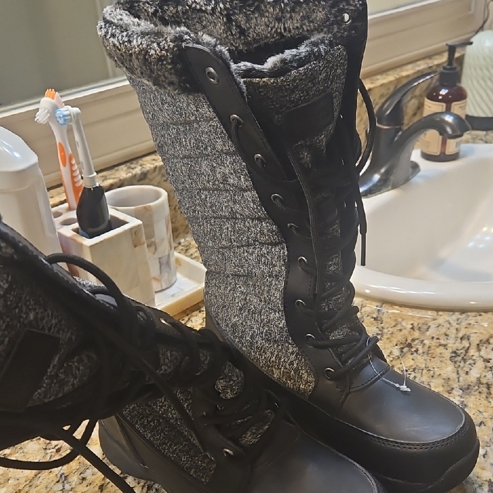Pacific Mountain ozy Black and Gray Women's Winter Boots Size 7. Nwot